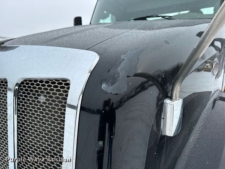 image for item EN5120 2015 Peterbilt 579 semi truck