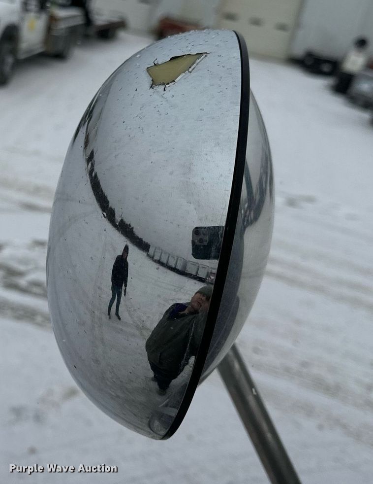 image for item EN5120 2015 Peterbilt 579 semi truck