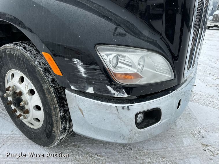 image for item EN5120 2015 Peterbilt 579 semi truck