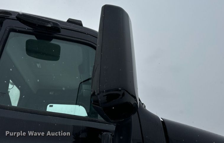 image for item EN5120 2015 Peterbilt 579 semi truck