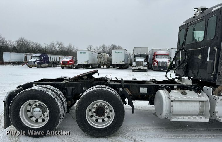 image for item EN5120 2015 Peterbilt 579 semi truck