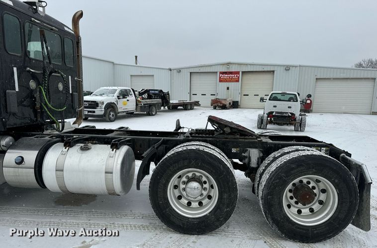 image for item EN5120 2015 Peterbilt 579 semi truck