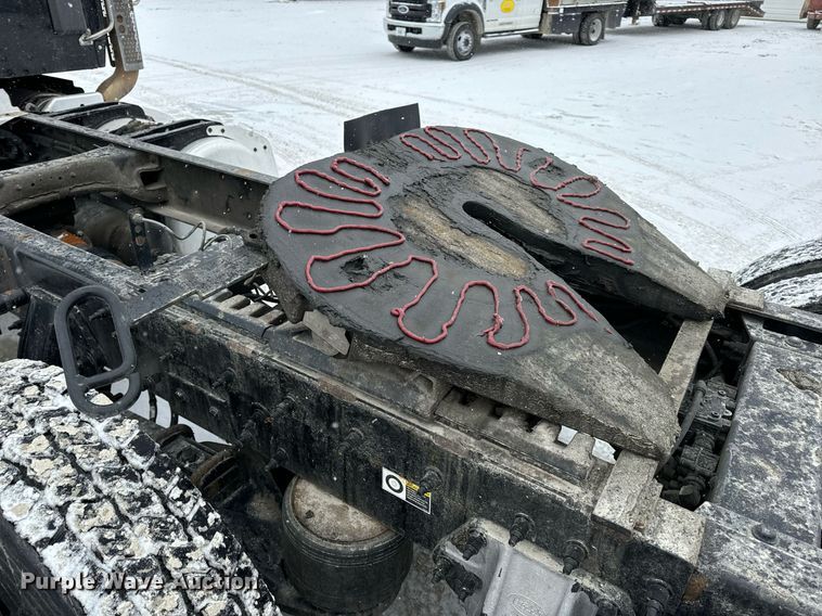 image for item EN5120 2015 Peterbilt 579 semi truck