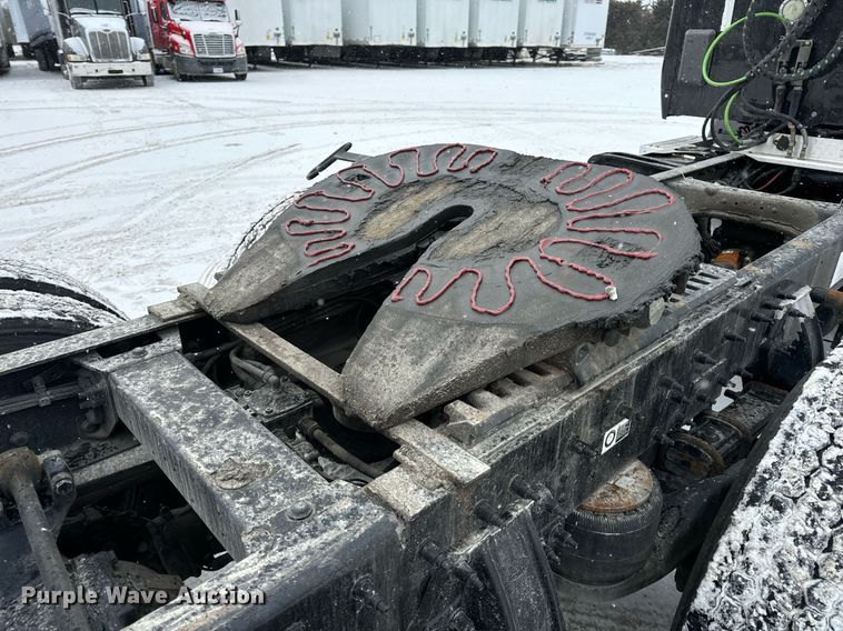 image for item EN5120 2015 Peterbilt 579 semi truck