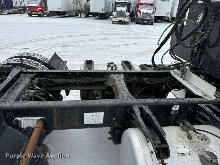 image for item EN5120 2015 Peterbilt 579 semi truck