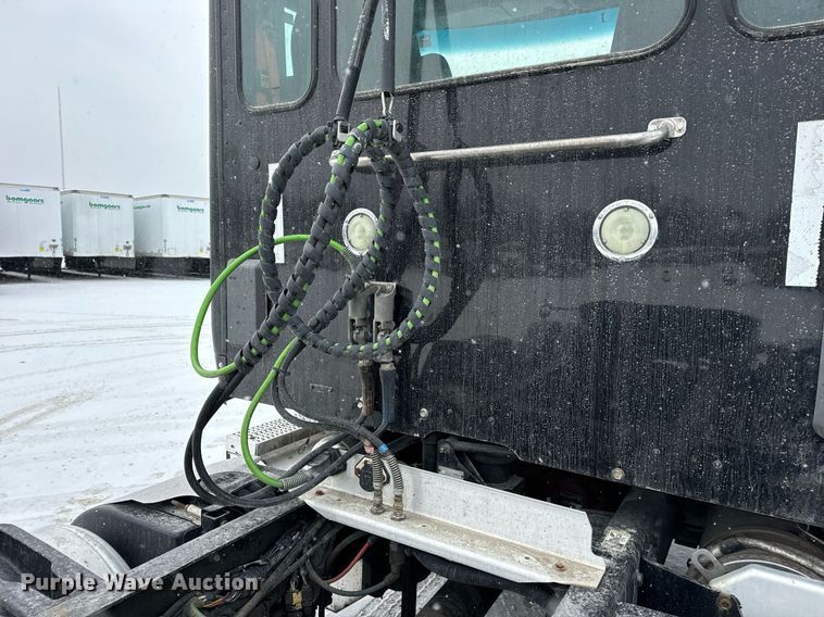 image for item EN5120 2015 Peterbilt 579 semi truck