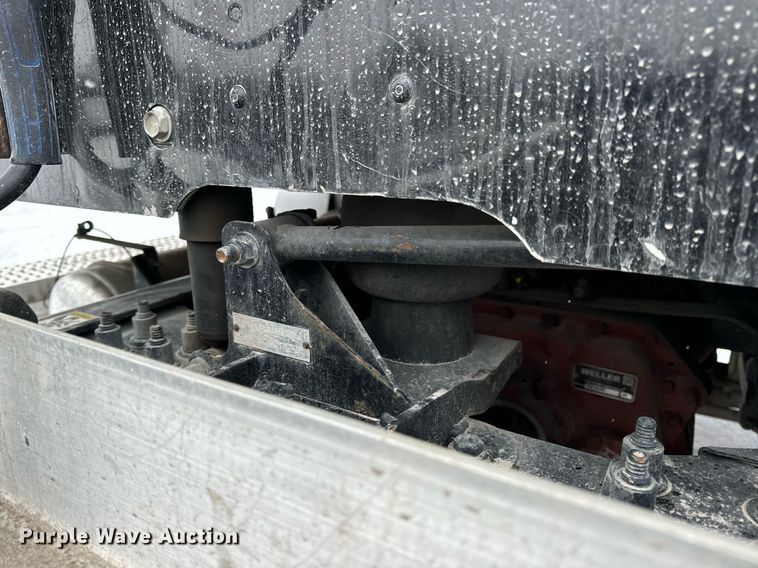 image for item EN5120 2015 Peterbilt 579 semi truck