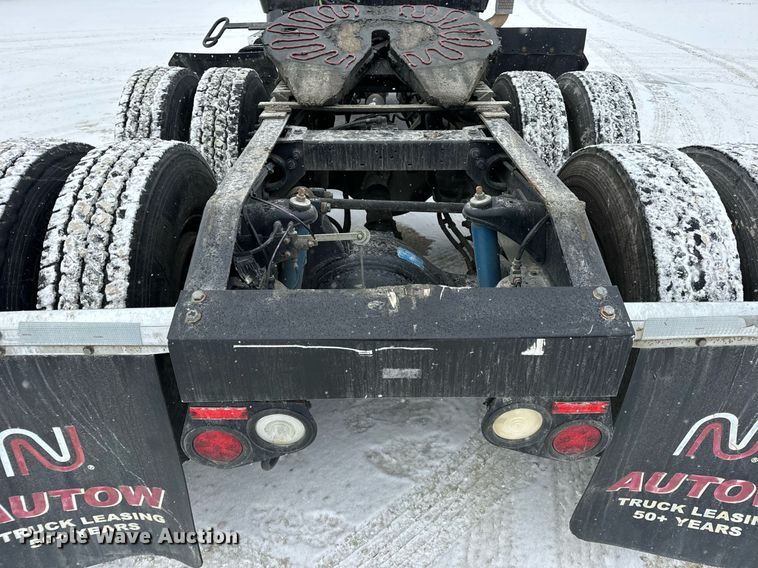 image for item EN5120 2015 Peterbilt 579 semi truck