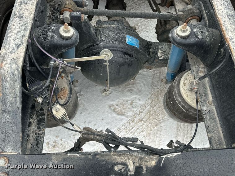 image for item EN5120 2015 Peterbilt 579 semi truck