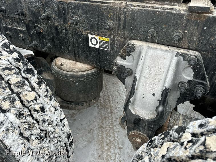 image for item EN5120 2015 Peterbilt 579 semi truck