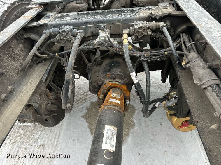 image for item EN5120 2015 Peterbilt 579 semi truck