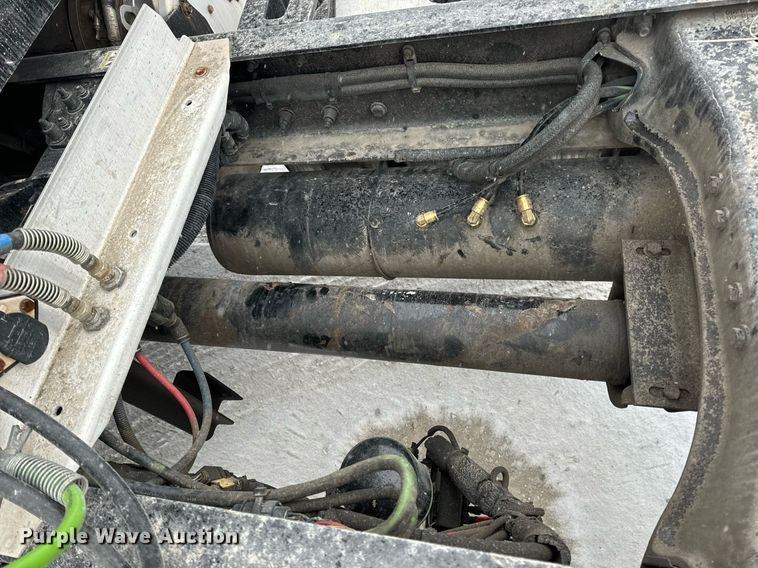 image for item EN5120 2015 Peterbilt 579 semi truck