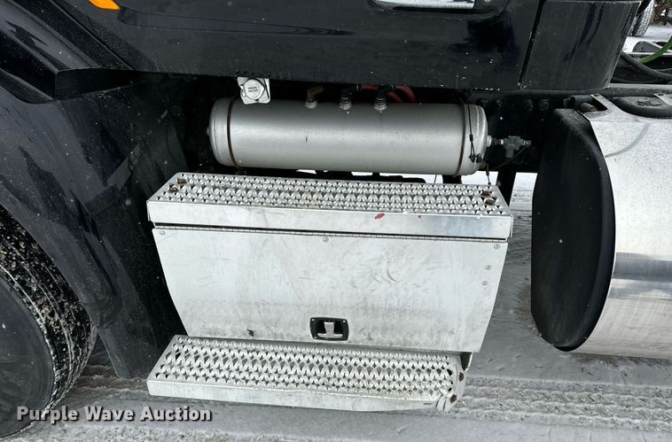 image for item EN5120 2015 Peterbilt 579 semi truck