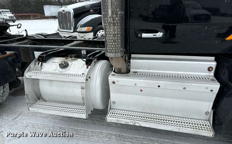 image for item EN5120 2015 Peterbilt 579 semi truck