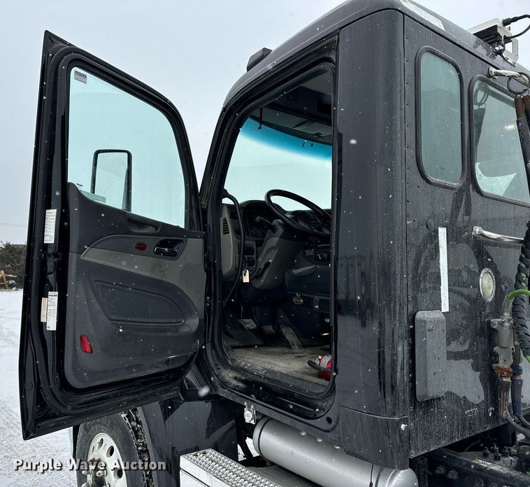 image for item EN5120 2015 Peterbilt 579 semi truck