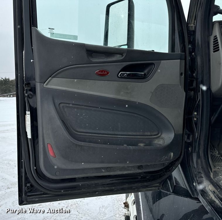 image for item EN5120 2015 Peterbilt 579 semi truck