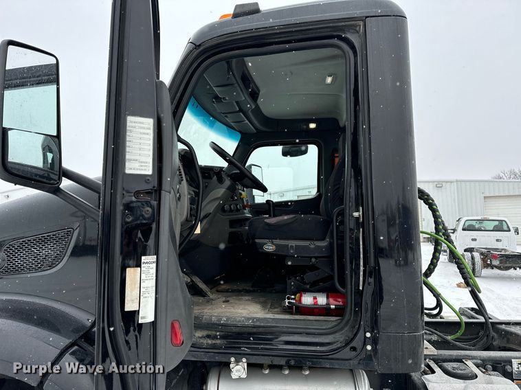 image for item EN5120 2015 Peterbilt 579 semi truck