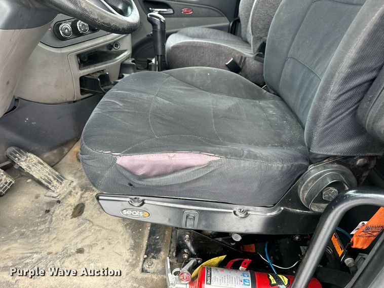 image for item EN5120 2015 Peterbilt 579 semi truck