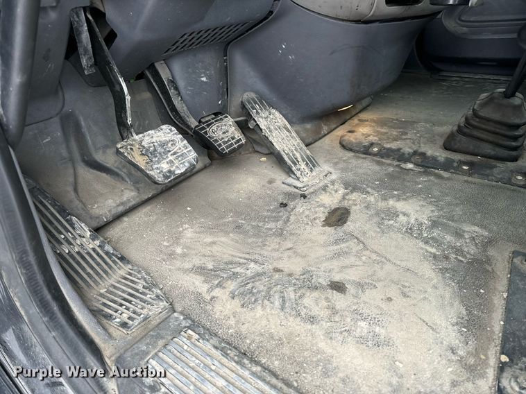 image for item EN5120 2015 Peterbilt 579 semi truck