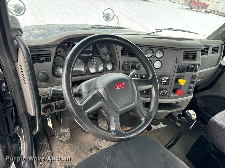 image for item EN5120 2015 Peterbilt 579 semi truck