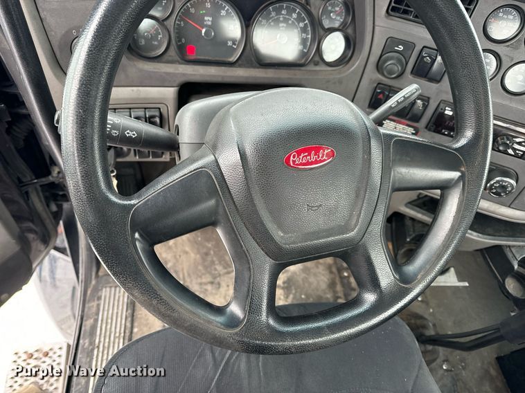 image for item EN5120 2015 Peterbilt 579 semi truck