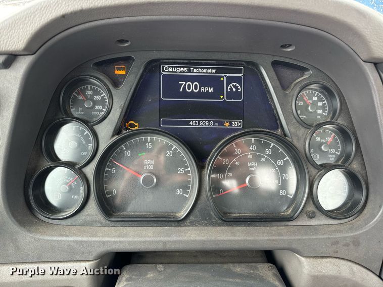 image for item EN5120 2015 Peterbilt 579 semi truck