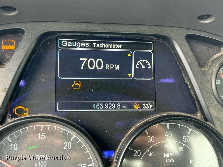 image for item EN5120 2015 Peterbilt 579 semi truck