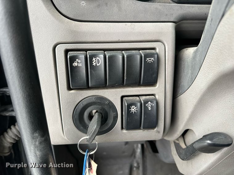 image for item EN5120 2015 Peterbilt 579 semi truck