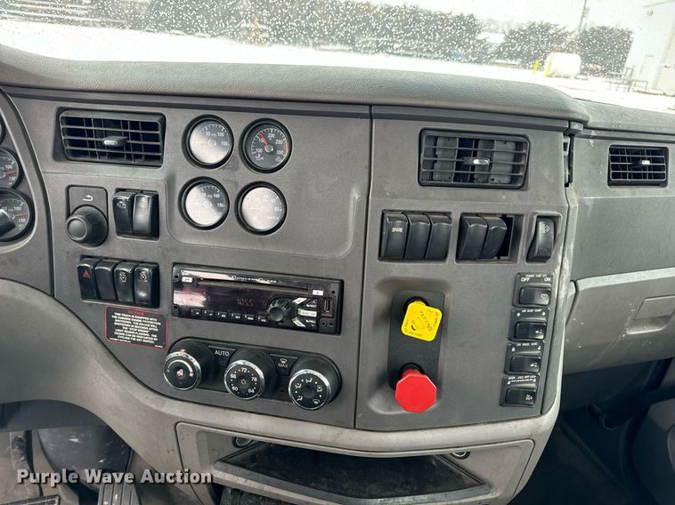 image for item EN5120 2015 Peterbilt 579 semi truck