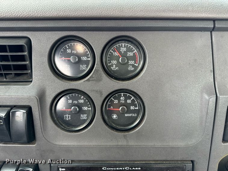 image for item EN5120 2015 Peterbilt 579 semi truck