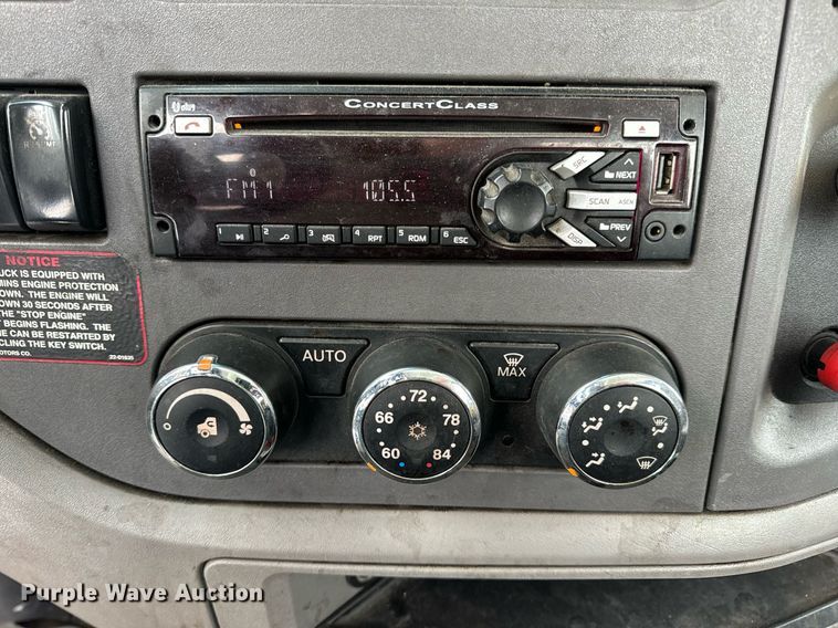 image for item EN5120 2015 Peterbilt 579 semi truck