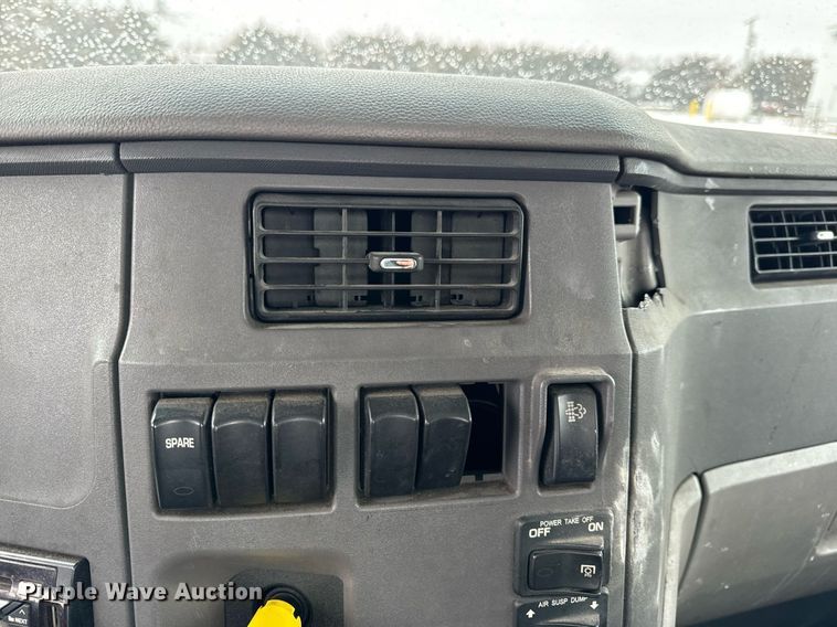 image for item EN5120 2015 Peterbilt 579 semi truck