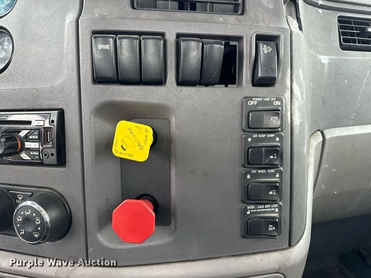 image for item EN5120 2015 Peterbilt 579 semi truck