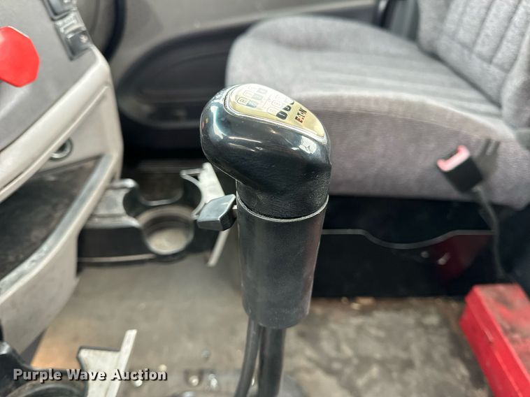 image for item EN5120 2015 Peterbilt 579 semi truck