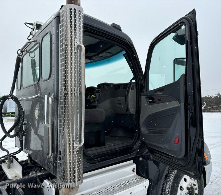 image for item EN5120 2015 Peterbilt 579 semi truck