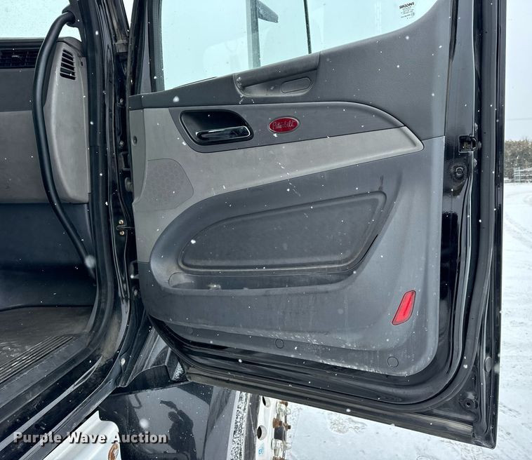 image for item EN5120 2015 Peterbilt 579 semi truck