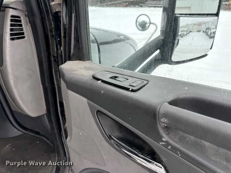 image for item EN5120 2015 Peterbilt 579 semi truck