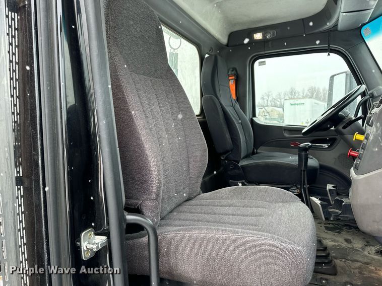 image for item EN5120 2015 Peterbilt 579 semi truck