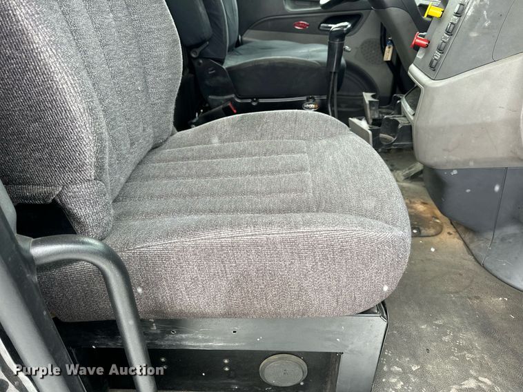 image for item EN5120 2015 Peterbilt 579 semi truck