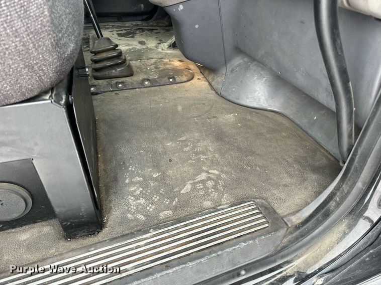 image for item EN5120 2015 Peterbilt 579 semi truck