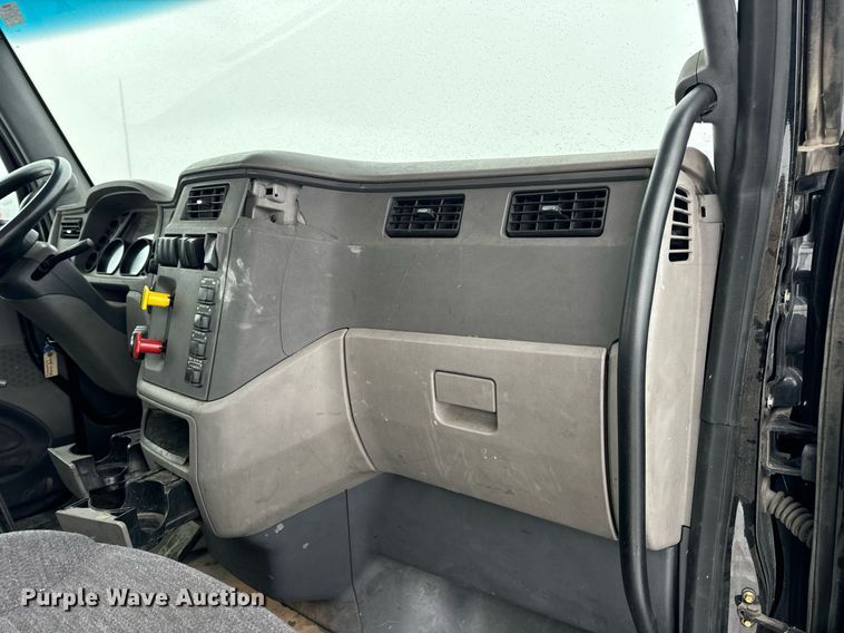 image for item EN5120 2015 Peterbilt 579 semi truck