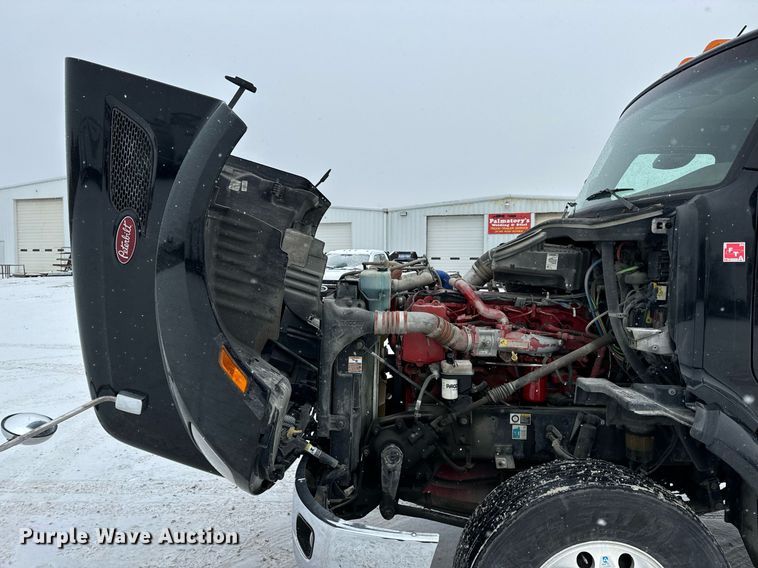 image for item EN5120 2015 Peterbilt 579 semi truck