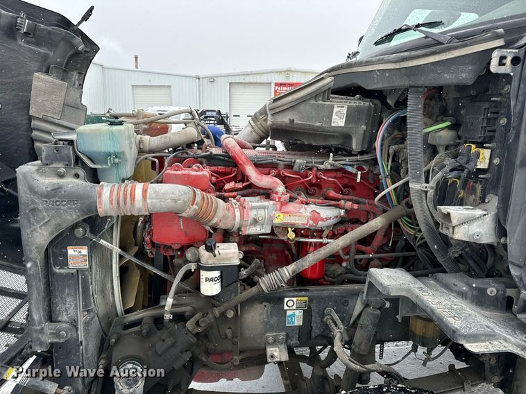 image for item EN5120 2015 Peterbilt 579 semi truck