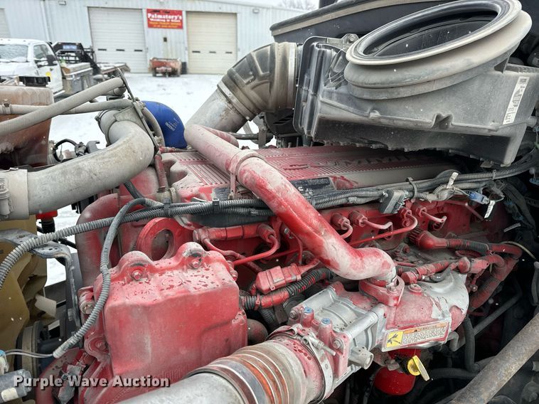 image for item EN5120 2015 Peterbilt 579 semi truck