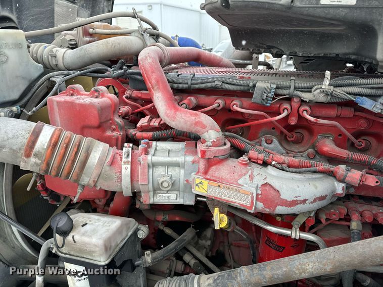 image for item EN5120 2015 Peterbilt 579 semi truck