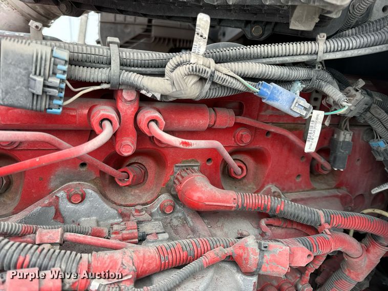 image for item EN5120 2015 Peterbilt 579 semi truck