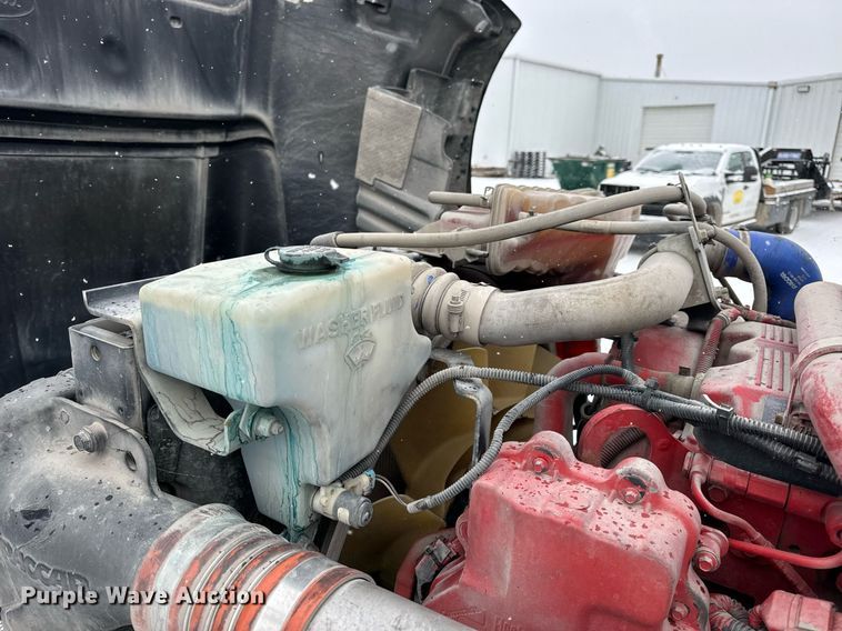 image for item EN5120 2015 Peterbilt 579 semi truck