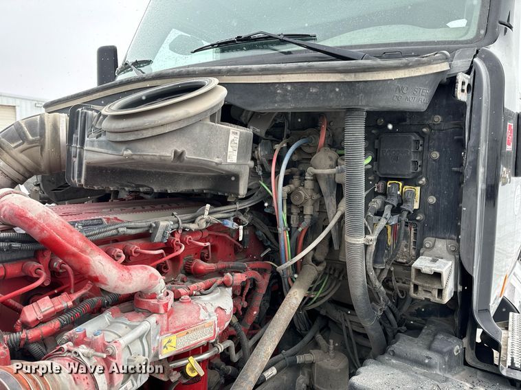 image for item EN5120 2015 Peterbilt 579 semi truck