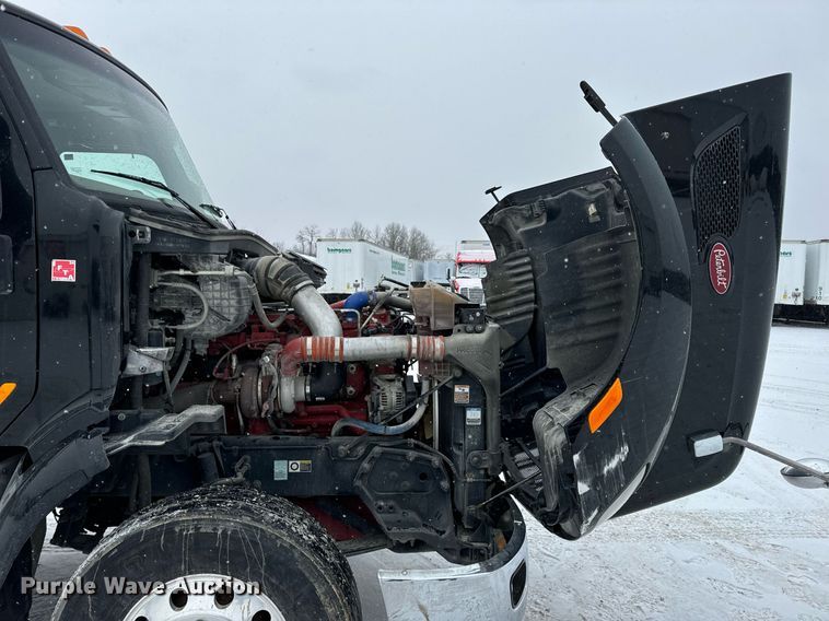 image for item EN5120 2015 Peterbilt 579 semi truck