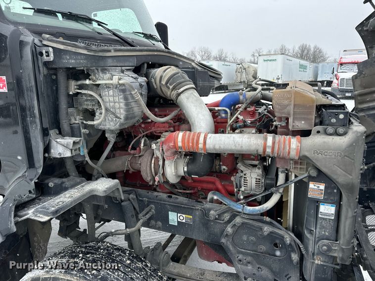 image for item EN5120 2015 Peterbilt 579 semi truck